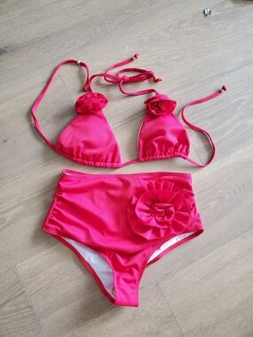 Bikini Set With Floral Accent